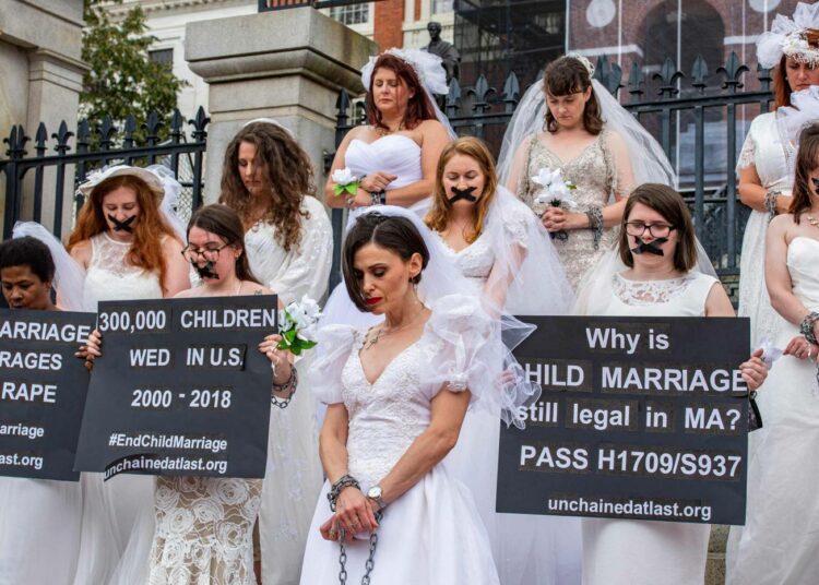 Yhdysvaltain Massachusettissa osoitettiin mieltä lapsiavioliittoja vastaan viime kuussa. Maan 44 osavaltiossa laki sallii alle 18-vuotiaan avioliiton. Jopa 10-vuotiaita on laillisesti naimissa.