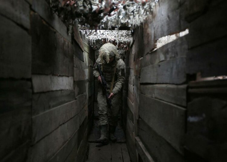 Ukrainalainen sotilas kulki juoksuhaudassa Donetskin alueella joulukuun 10. päivä.