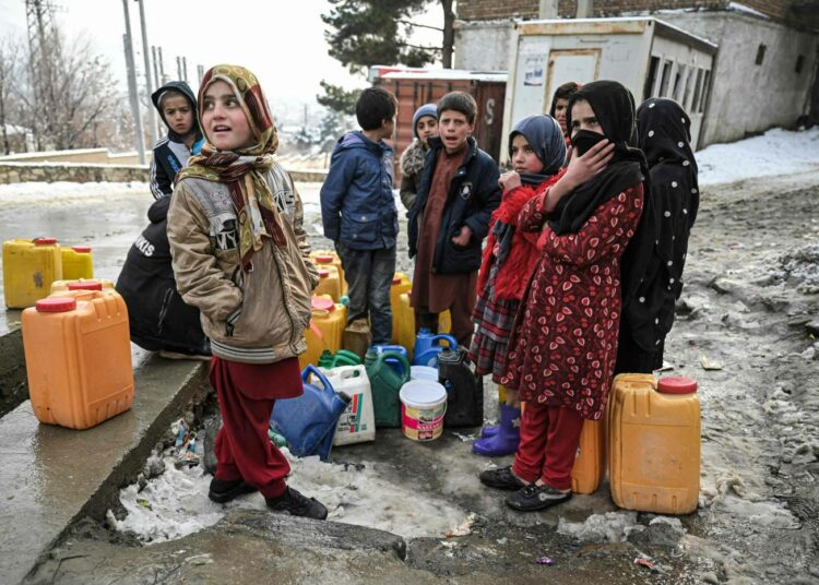 Afganistanilaisia lapsia vedenhakumatkalla Kabulissa tammikuussa.