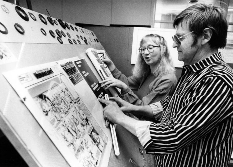 Toimittaja Anneli Kanto ja asemoija Risto Salminen kaavailemassa Viikkolehden etusivun taittoa keväällä 1984.