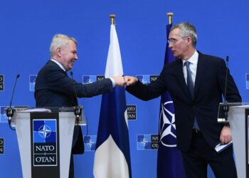 Ulkoministeri Pekka Haavisto ja Naton pääsihteeri Jens Stoltenberg tervehtivät toisiaan lauantaina järjestetyssä Nato-kokouksessa.