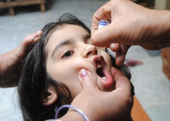 Pakistanilainen lapsi saa poliorokotetipan. Malawista löytynyt ja kolmevuotiaan tytön halvaannuttanut poliovirus on alkujaan pakistanilaista kantaa. Poliovirus elää yhä luonnossa Pakistanissa ja Afganistanissa