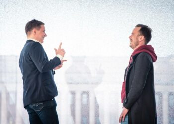 KU:n päätoimittaja Jussi Virkkunen (vas.) ja Joonas Leppänen keskustelivat demokratian tilasta Oodissa.