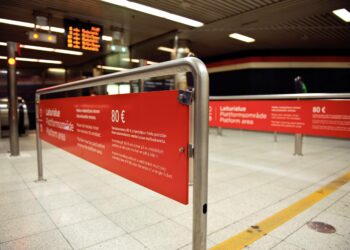 Metron porteilla muistutetaan liputta matkustamisesta seuraavasta tarkastusmaksusta.