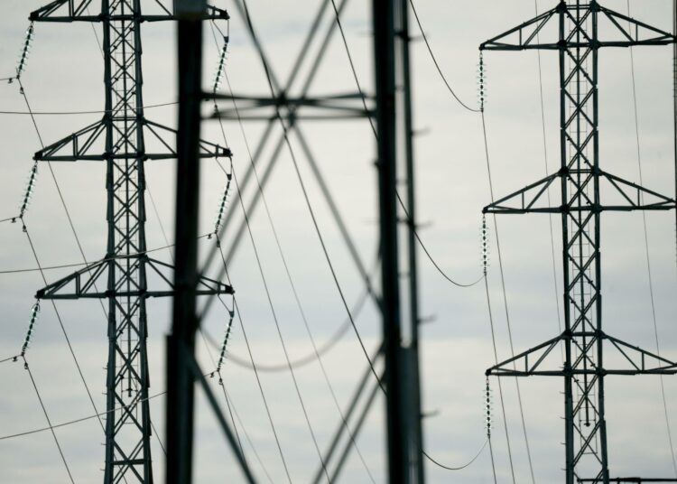 Nyt täytyy investoida riittävästi omaan energiajärjestelmään lähtien sähköverkoista, ulottuen tuotannon kapasiteettiin ja kysyntäjoustoihin sekä energiatehokkuuteen ja -säästöön, vasemmistoliitto esittää.
