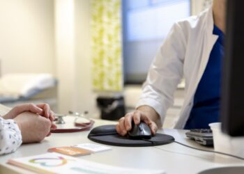 Valitaanko yksityisellä sektorilla osalle potilaista lääkitys myös muiden kuin puhtaasti lääketieteellisten tekijöiden perusteella, kysyy professori.