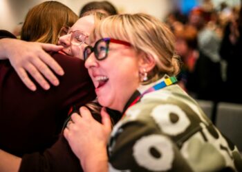 Puoluekokous on iloinen tapahtuma.