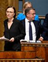 Vasemmistoliiton puheenjohtaja Minja Koskela puhui eduskunnassa ylimääräisessä täysistunnossa 21. heinäkuuta. Taustalla pääministeri Petteri Orpo (kok.) ja valtiovarainministeri Riikka Purra (ps.).