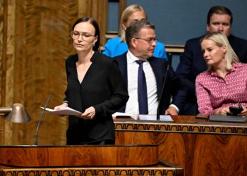 Vasemmistoliiton puheenjohtaja Minja Koskela puhui eduskunnassa ylimääräisessä täysistunnossa 21. heinäkuuta. Taustalla pääministeri Petteri Orpo (kok.) ja valtiovarainministeri Riikka Purra (ps.).