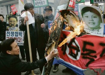 Oikeassa yläkulmassa oleva Kim Jong Unia 11-vuotiaana esittävä kuva on tiettävästi ainoa ulkomailla oleva valokuva vallanperijästä. Kuva Etelä-Koreassa pidetystä Pohjois-Korean vastaisesta mielenosoituksesta helmikuussa.