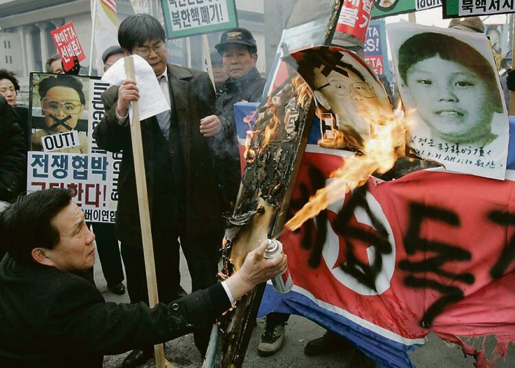 Oikeassa yläkulmassa oleva Kim Jong Unia 11-vuotiaana esittävä kuva on tiettävästi ainoa ulkomailla oleva valokuva vallanperijästä. Kuva Etelä-Koreassa pidetystä Pohjois-Korean vastaisesta mielenosoituksesta helmikuussa.