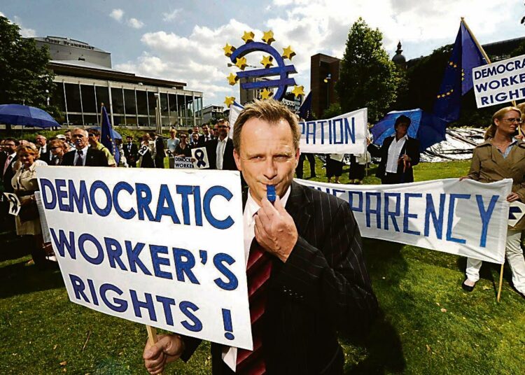Ammattiyhdistystoiminta ei ole Euroopan unionissakaan täysin vapaata. Euroopan keskuspankin työntekijät osoittivat mieltään työläisten oikeuksien puolesta Frankfurtissa kesäkuun alussa.