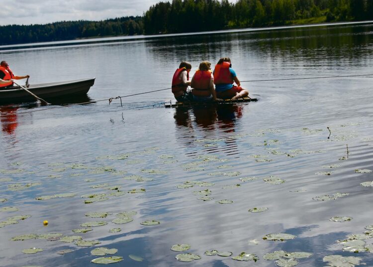 Vesistön ylittäminen vaati onnistunutta ryhmätoimintaa.