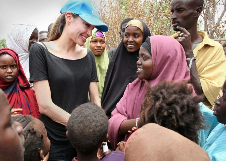 YK:n hyväntahdon lähettiläs Angelina Jolie tapaamassa somalialaisnaisia Dadaabin pakolaisleirillä Keniassa. Itä-Afrikan kuivuus vaikuttaa eniten naisten elämään.
