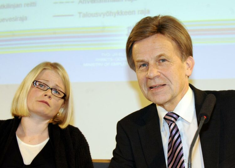 Hallitussihteeri Teija Miller ja elinkeinoministeri Mauri Pekkarinen kertoivat Suomen Nord Stream -päätöksestä viime viikon torstaina.