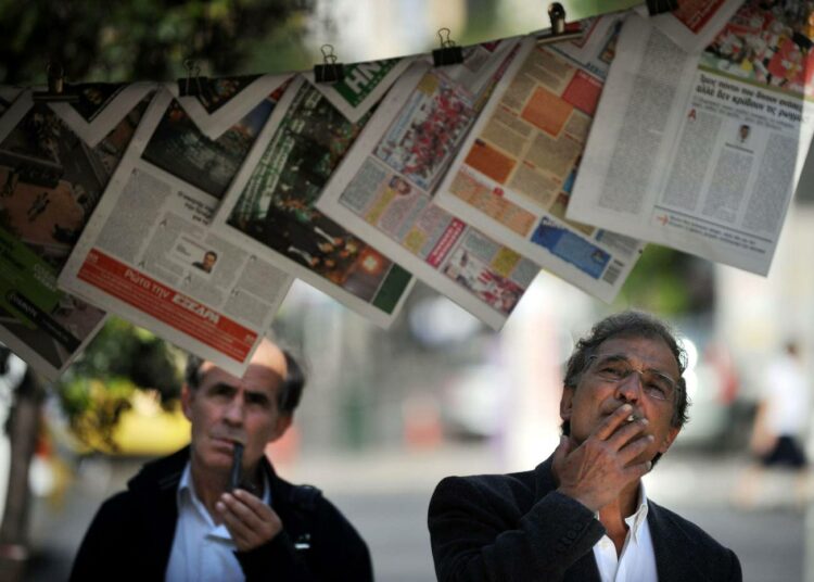 Kreikkalaiset lukivat maanantain lehdistä, kuinka tiukat ehdot maan talouden pelastamiselle on asetettu.