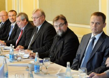 Yhteistä kannanottoaan sopimustilanteesta esittelivät keskiviikkona Helsingissä Paperiliiton, Puu- ja erityisalojen liiton, Rakennusliiton, Sähköliiton, TEAMin ja Toimihenkilöunionin puheenjohtajat.