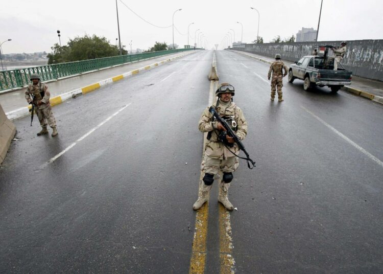 Amerikkalaissotilaita tarkastuspisteellä Irakissa helmikuussa 2007.