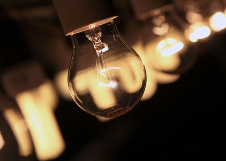 Hehkulamppu valolankoineen on siirtymässä osaksi historiaa.