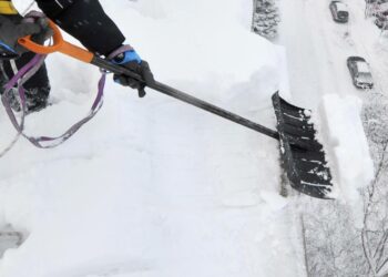 Tähän mennessä lumia on pudoteltu lähinnä suurten kaupunkikerrostalojen ja erilaisten hallien katoilta.