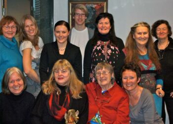 Kvinneuniversitet Nordenin perustamiskokouksessa olivat mukana (takarivissä vasemmalta) Tina Stosletten Nordstrom (Norja), Gunhild Vevsheia (Norja), Silje Marie  Finshether  (Islanti),  Gabriel Steinsbekk (Norja), Randi Fjorstad (Norja), Paola Melchiori (Italia), Inge Ås (Norja) ja. (alarivissa) Arna Meisfjord (Norja), Kaarina Kailo (Suomi), Berit Ås (Norja) ja Eva Wilks (Ruotsi).