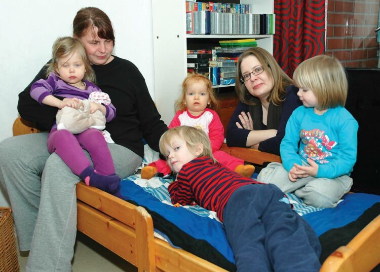 Marja Sirkka Ahonen (vas.) ja ystävänsä luokse pistäytynyt Satu Heikintupa nauttivat perhepäivähoidon laatuhetkestä. Lapset  Helga (vas.), Ilmari, Venla ja Anna.
