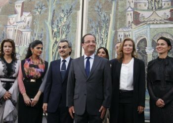 Presidentti François Hollande vieraili tiistaina Louvren islamilaisen taiteen osastolla.