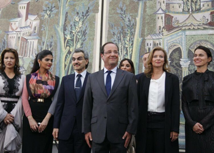 Presidentti François Hollande vieraili tiistaina Louvren islamilaisen taiteen osastolla.