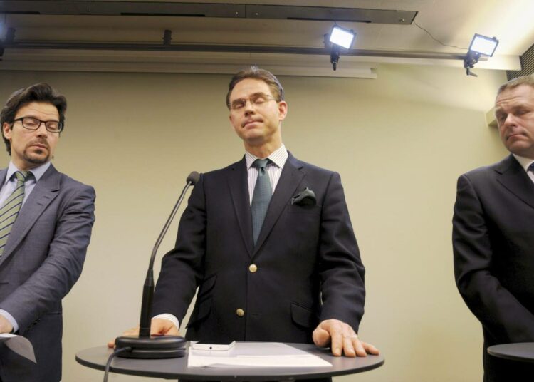 Ympäristöministeri Ville Niinistö (vas.), pääministeri Jyrki Katainen ja elinkeinoministerin työnsä juuri aloittanut Jan Vapaavuori.