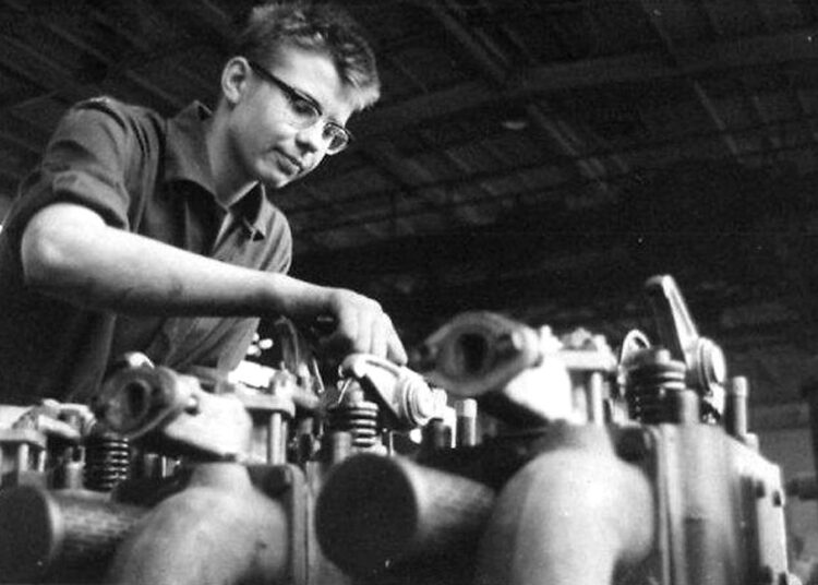 Otto Favén lukiolaispoikana 1963 työn touhussa SKL:n dieselmoottoritehtaalla Magdeburgissa DDR:ssä.