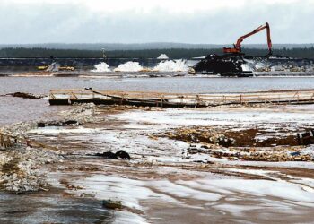 Suojaamattomat altaat ovat eläimille riski. Kuvassa vuotanut kipsisakka-allas Talvivaaran kaivosalueella 15. marraskuuta 2012.