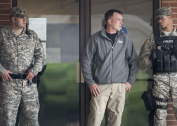 Sotilaspoliisit vartioivat sotaoikeuden istuntosalin ovea Fort Meaden tukikohdassa Marylandissa.