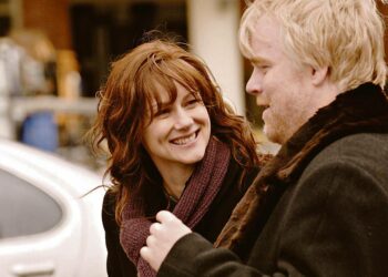 Perheen parissa on draamakomedia sisaruksista, jotka alkavat hoitaa dementoitunutta isäänsä. Kuvassa Laura Linney ja Philip Seymour Hoffman.