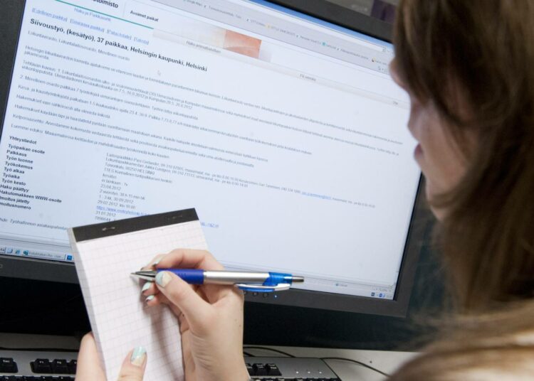 Vuoden 2013 joulukuussa työttömistä miehiä oli 112 000 ja naisia 93 000 henkeä.