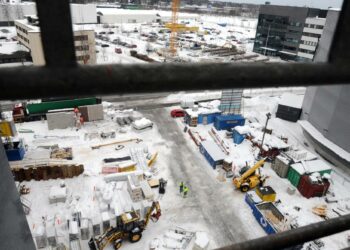 Valvontaiskussa työsuojelutarkastajat tarkastivat, että työmaan työntekijäluettelo on kunnossa.
