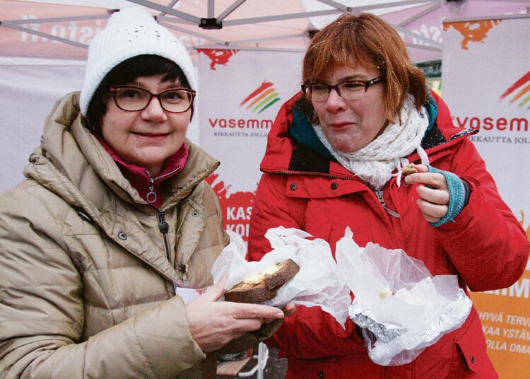 Kirsti Puurusella (vas.) ja Kaisa Korhosella oli eväänä olleesta kalakukosta pienet palat vielä Kiteellä.
