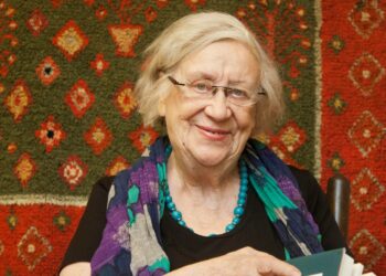 Kirsi Kunnaksen esikoisteos Villiomenapuu ilmestyi vuonna 1947. Hän kuului modernisteihin, jotka halusivat irrottautua sodan virittämästä propagandistisesta kielestä.
