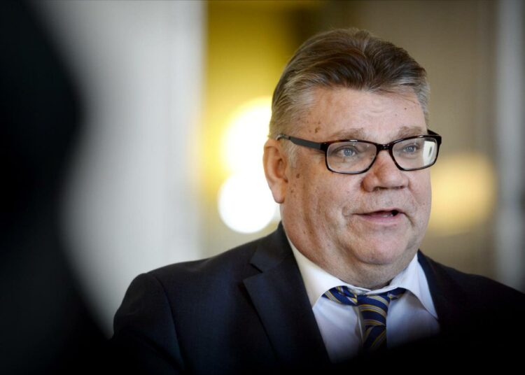 Timo Soini antoi europarlamentaarikko Jussi Halla-ahon kirjoittaa perussuomalaisten maahanmuuttopoliittisen ohjelman.