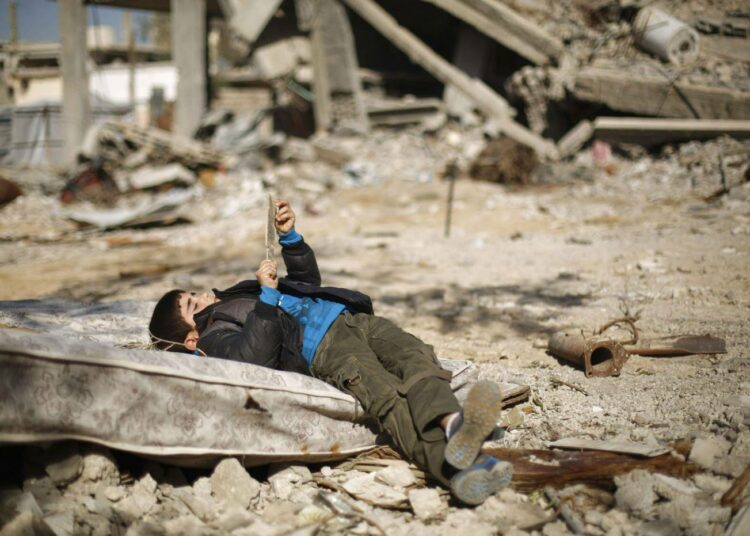 50 päivää kestäneen konfliktin aikana Gazassa tuhottiin yli 100 000 kotia. Amnesty syyttää molempia osapuolia sotarikoksista.
