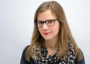 Maija Mänttäri-van der Kuip osoittaa väitöskirjassaan säästö- ja tehokkuuspaineiden ajavan sosiaalityöntekijät ahtaalle.