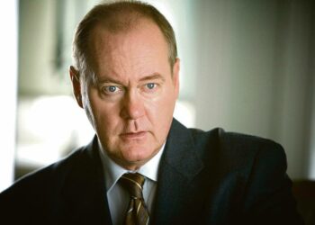 Tunnettu syyttäjä löytyy kuolleena. Martin Beck (Peter Haber, kuvassa) ryhmineen epäilee juuri vankilasta vapautunutta moottoripyöräjengin johtajaa.