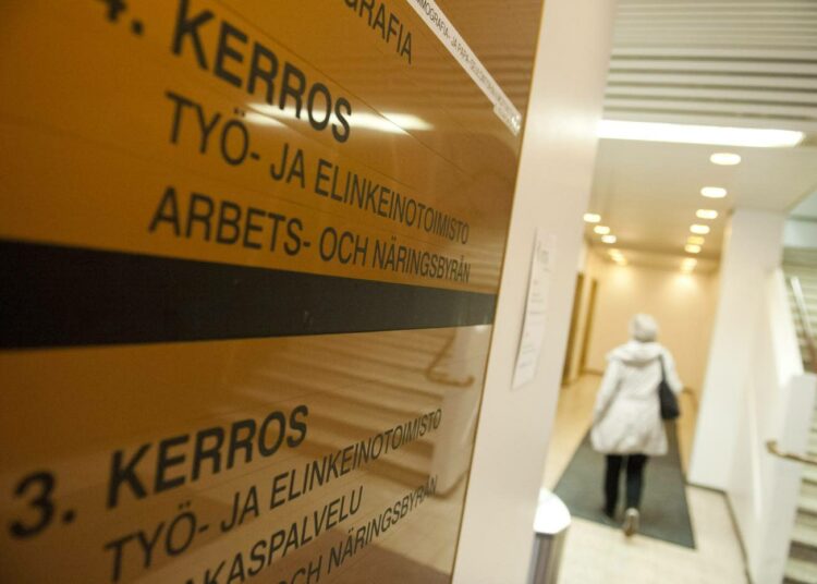 Tutkijan mukaan Suomi voi jäädä ikuisiksi ajoiksi korkean työttömyyden tilaan, jos keskitytään pelkkään rakennepolitiikkaan.