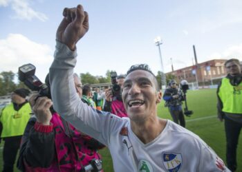 IFK Mariehamnin Diego Assis juhli joukkueen voitettua FC Interin jalkapallon Suomen Cupin finaalissa.
