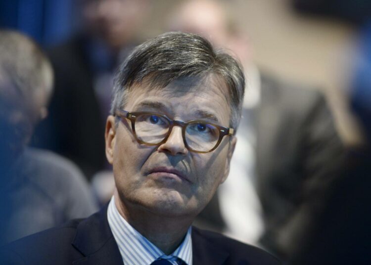 Varatuomari Jukka Ahtela esittää yt-lain uudistamista muutosta koskevassa hengessä. Henkilöstön vähentämistä koskevat menettelytavat siirrettäisiin työsopimuslakiin.