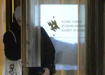 Ovi käy Helsingin yliopistossa ulospäin.