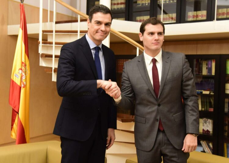 Ciudadanosin johtaja Albert Rivera ja sosiaalidemokraattien (PSOE) johtaja Pedro Sánchez neuvotteluissa helmikuun alussa.