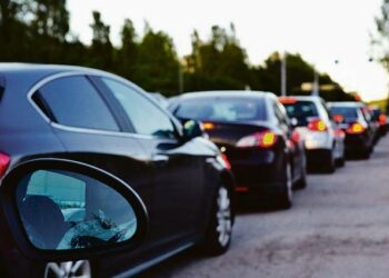 Kirjoittaja vaatii yksityisautoilun vähentämistä.