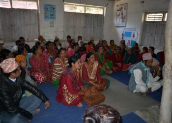 Nepalilainen Juna Bhujel (keskellä kasvot kameraan päin) osallistui kotikylänsä Mankhan asukkaiden kokoontumiseen, jossa paheksuttiin sitä, ettei maanjäristyksen tuhojen korjaamiseen ole saatu valtion tukea.
