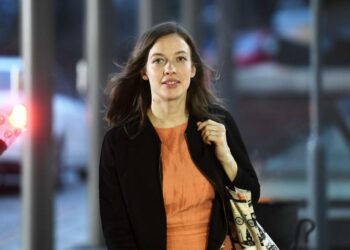 Vasemmistoliiton puheenjohtaja Li Anderssonin mukaan 10 euron vähimmäistuntipalkka parantaisi ainakin noin 40 000 duunarin palkkaa.