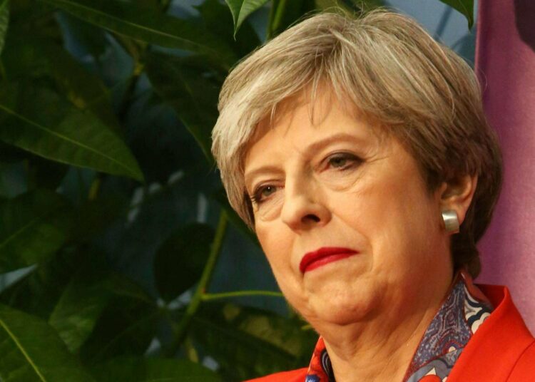 Pääministeri Theresa May odotti perjantain varhaistunteina ääntenlaskennan valmistumista omassa vaalipiirissään Maidenheadissa.